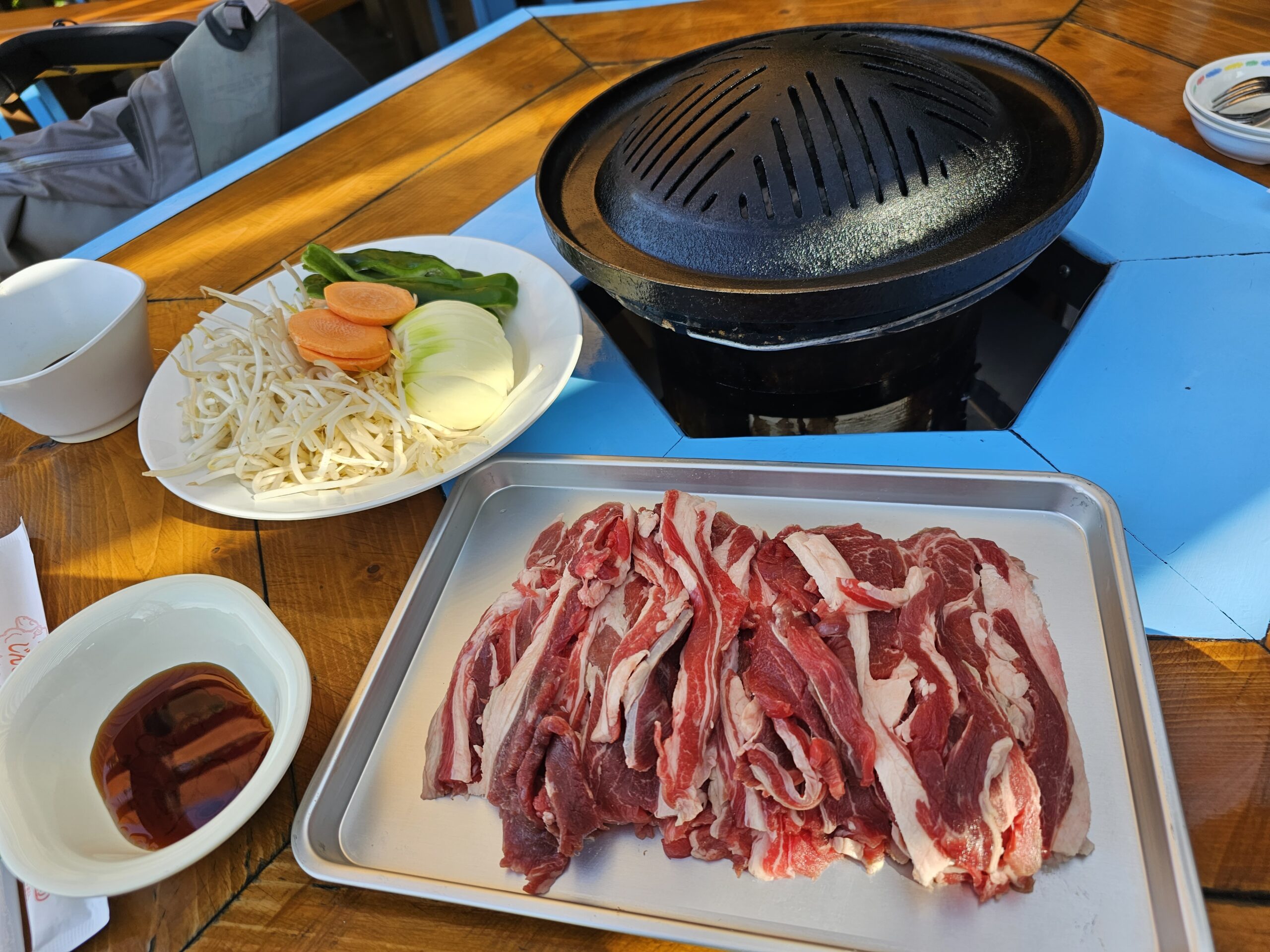 ツキサップじんぎすかんクラブ】草原を眺めジンギスカーン – 旅人に